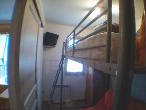 Etagenbett in einem Zimmer mit einer Leiter in der Unterkunft Appartement Pyrénées 2000 in Font-Romeu