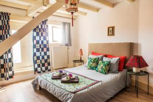 a bedroom with a bed with towels on it at The Livingrooms Laren in Laren