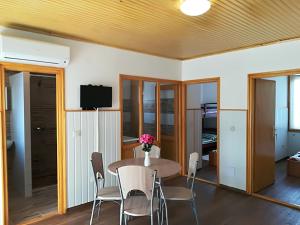 a dining room with a table and chairs at Hovirag apartman 2 in Hajdúszoboszló