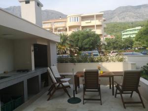 a patio with chairs and a table on a balcony at Apartments Ivandić in Tučepi