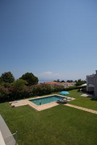 una piscina en un patio junto a un campo de césped en Deep Purple House 2, en Kriopigi 11 fotos más