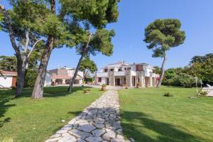 a stone path in front of a house at Villa Il Melograno in San Cataldo