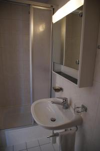 Koupelna v ubytování Hotel Gotthard + 20 fotografií