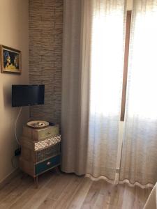 a living room with a television and a window at Isolabella in Mazara del Vallo