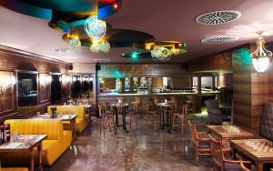 un ristorante con tavoli e sedie e un bar di Istanbul Gonen Hotel a Istanbul