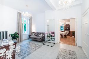 A seating area at Residence Diana