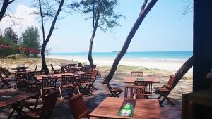 Restoran või mõni muu söögikoht majutusasutuses Cherloft@Samsuria Beach Residences