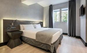 A bed or beds in a room at Ilunion Bel-Art Még 37 kép