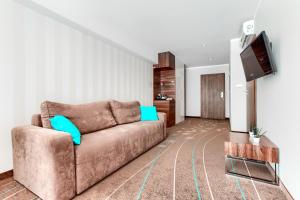 Televízia a/alebo spoločenská miestnosť v ubytovaní Apartamenty AmberHome