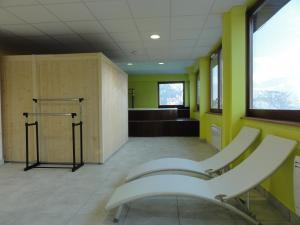 una sala de espera en un hospital con un banco de espera en Arc en Ciel Les Karellis Vacances Bleues- Ski Pass Inclus, en Montricher-le-Bochet