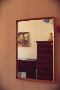 un espejo colgado en una pared en una habitación en Spirit Lodge Leipzig, en Leipzig