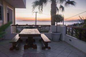 Saronida şehrindeki Luxury seaview apartment by the sea tesisine ait fotoğraf galerisinden bir görsel