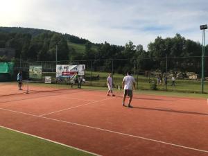 Tennistä tai squashia majoituspaikan Penzion Goral alueella tai lähistöllä