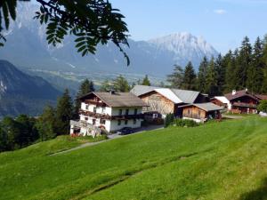 ein Dorf auf einem Hügel mit Bergen im Hintergrund in der Unterkunft Silzerhof in Haiming