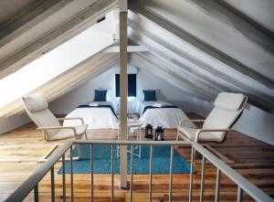 Zimmer mit 2 Betten im Dachgeschoss in der Unterkunft Alfama Historical Apartments in Lissabon