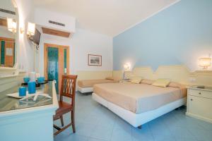 Postel nebo postele na pokoji v ubytování Hotel Ascot Sorrento + 36 fotografií
