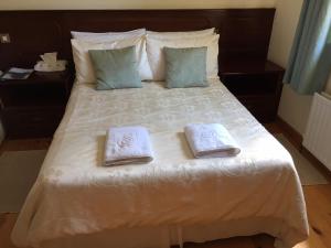Tempat tidur dalam kamar di Portarra Lodge Guesthouse