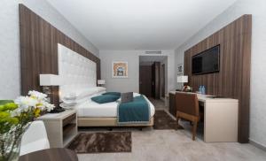 Un pat sau paturi într-o cameră la AZ Hôtels Montana