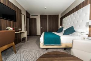 Ένα ή περισσότερα κρεβάτια σε δωμάτιο στο AZ Hôtels Montana +66 φωτογραφίες