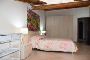 B&B Il Borgo Fiorito tesisinde bir odada yatak veya yataklar