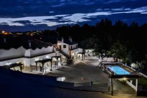 Piscina en o cerca de Cuevas El Moral