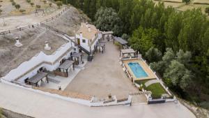 Una vista aérea de una mansión con piscina. en Cuevas El Moral, en Castilléjar