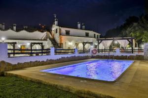 una villa con piscina por la noche en Cuevas El Moral, en Castilléjar