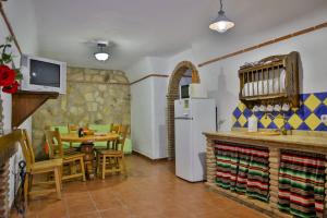 Una cocina o zona de cocina en Cuevas El Moral