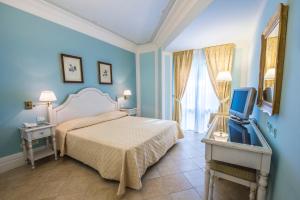 Postel nebo postele na pokoji v ubytování Villa Daphne + 37 fotografií