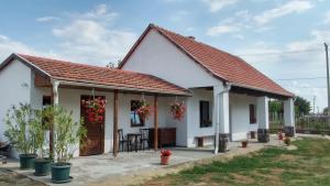 ジェンジェジュにあるONCSA Vendégházの赤屋根の小さな白い家