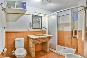 Un baño de Cuevas El Moral