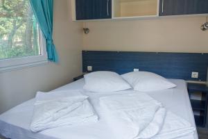 Кровать или кровати в номере Mobile Homes Camping Kovačine