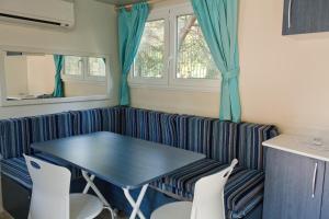 Кухня или мини-кухня в Mobile Homes Camping Kovačine

