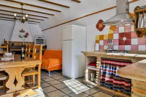 Una cocina o zona de cocina en Cuevas El Moral