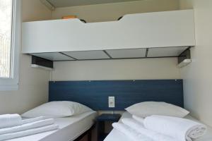 Кровать или кровати в номере Mobile Homes Camping Kovačine
