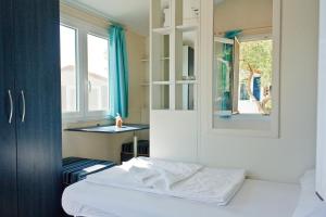 Кровать или кровати в номере Mobile Homes Camping Kovačine