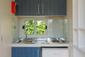 Кухня или мини-кухня в Mobile Homes Camping Kovačine
