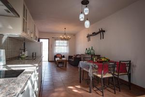 a kitchen and living room with a table and chairs at Finca Pozo Taburiente in El Paso