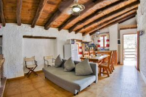 una sala de estar con un sofá y una mesa en Cuevas El Moral, en Castilléjar