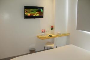 TV a/nebo společenská místnost v ubytování Amaris Hotel Margorejo Surabaya