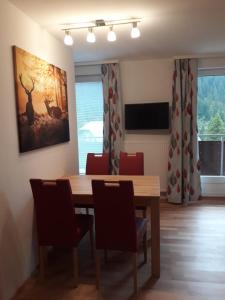 una sala da pranzo con tavolo e sedie in legno di Ferienwohnung Ski-Hans a Planneralm