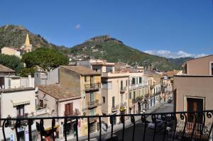 a view of a city with a mountain in the background at B&B Porta del Re in Taormina