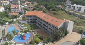 Bazén v ubytovaní Apartamentos Coral Do Mar II alebo v jeho blízkosti