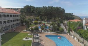 Bazén v ubytovaní Apartamentos Coral Do Mar II alebo v jeho blízkosti