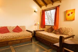um quarto com duas camas e uma janela em Aves del Sur em Ushuaia