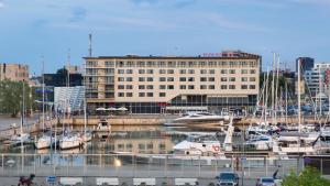 Ein allgemeiner Blick auf Tallinn oder ein Stadtblick von des Hotels aus