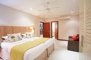 Rúm í herbergi á Sables d'Or Luxury Apartments