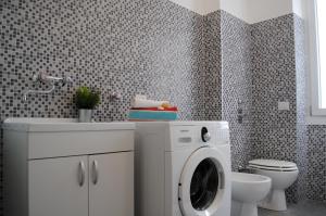 Kúpeľňa v ubytovaní BNBOOK - Galbiati Flat + 22 fotografií