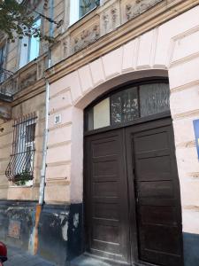 Un edificio con una porta nera sul lato. di Transfer apartment a Lviv