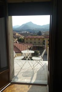 uma vista para uma varanda com uma mesa e cadeiras em B&B Taramelli em Trento